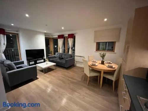 Glasgow Bright Modern Apartment - Image 1