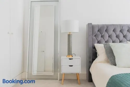 Portsmouth City Centre Modern Apartment - with Free Parking - Image 1