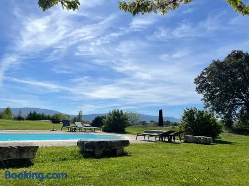 casa rural de un artista en plena naturaleza piscina y parque de esculturas en villarcayo - Image 1
