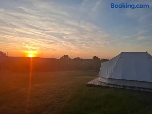 Tente glamping "Explorateurs" à la Ferme de la Chevêche - Image 1