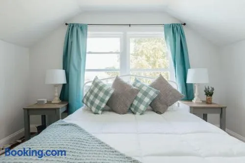 Charming Apt with chic decor Superhost w 5 Stars - Image 1