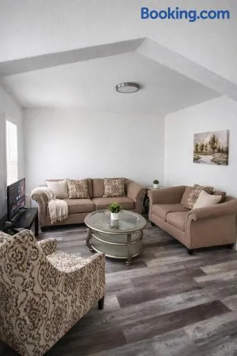Cozy 2BR Home Near Toledo Hospital - Image 1