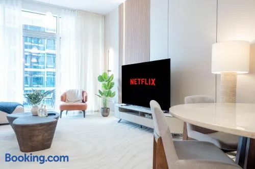 Luxurious 2 BR Apt in Park Gate - Near Metro - Image 1