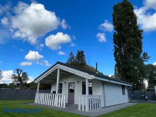 Welkom Bij Mario, Een Charmante Chalet Gelegen Aan Een Vijver In Bosrijke Omgeving Waar Je Tot Rust Kan Komen. - Image 1