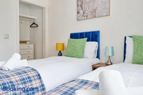 Quirky 2-Bed Brentwood Home Near High St & Station - With Parking - Image 1