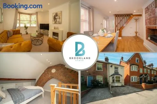 Charming 3 Bedroom House Ascot Parking & WiFi - Image 1