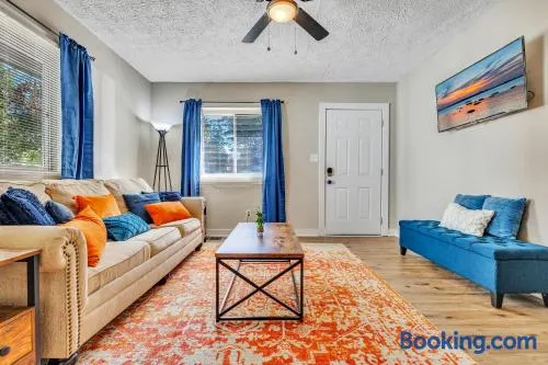 Beautiful House Mins Away From the Airport - Image 1