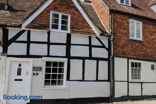 Cosy character cottage in central Marlborough UK - Image 1