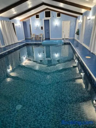Indoor Pool & Hot Tub Sleeps 18 - Image 1