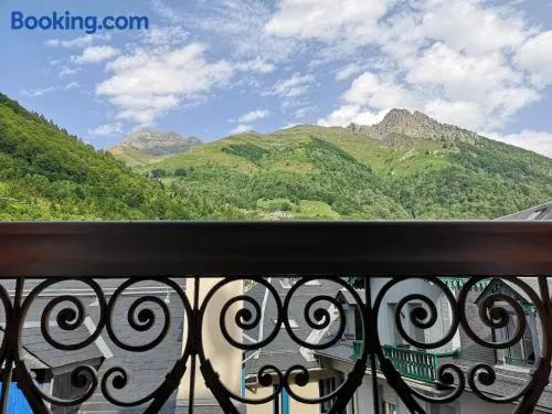 Duplex spacieux avec vue montagne au cœur de Cauterets, 6 à 8 pers, 3 chambres, 2 SDB - Image 1
