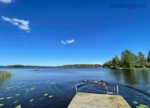 Stort hus med trädgård - sjötomt med egen båt - Image 1
