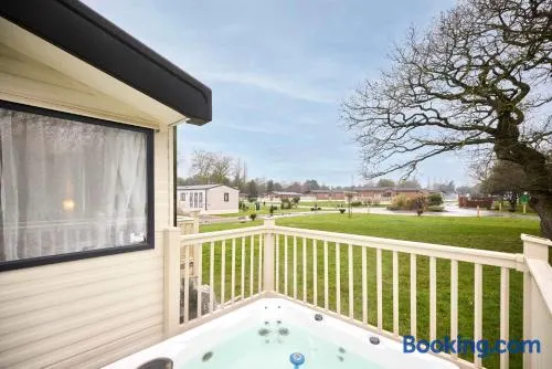 The Major Oak Lodge with Hot Tub - Image 1