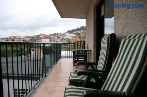 Piso Céntrico con Terraza y Garaje Para Tu Familia - Image 1