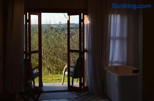 Suítes Celeste, Cabana no Vale dos Vinhedos com Banheira e Café da Manhã Colonial Incluso - Image 1