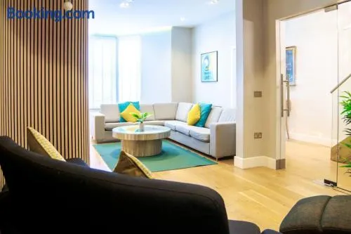 Edge14- spacious, stylish and near the beach! - Image 1
