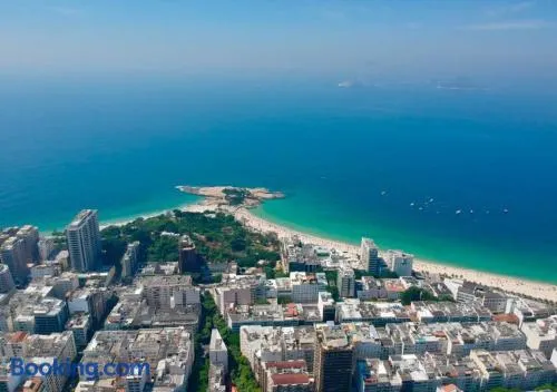 Pousada Fullano _ Entre Copacabana e Ipanema – Suítes Privativas Confortáveis! - Image 1