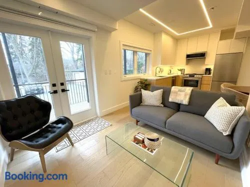 Modern Apartment Close To The Beach with Parking - Image 1