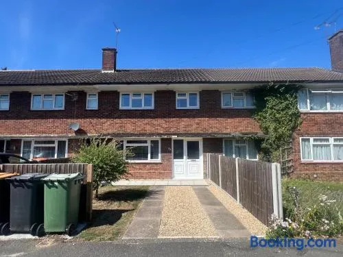 Dunstable 3-Bed House Sleeps 6 Driveway Parking Near Town Centre & Transport Links Close to Whipsnade Zoo Ideal for Families & Contractors - Image 1