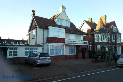 Leylands - Perfect location near town and beach - Image 1