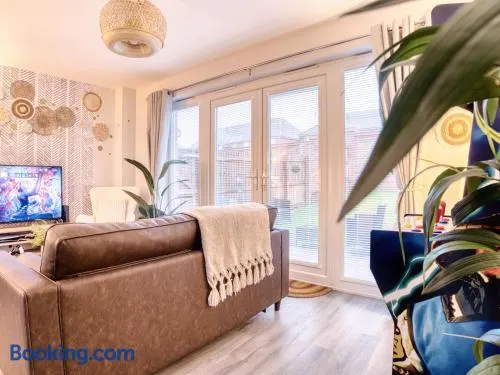 Leeds 4-bed house - hot tub, parking & games - Image 1