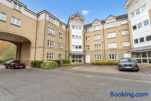 Modern 1BR flat - free parking + lift - Image 1