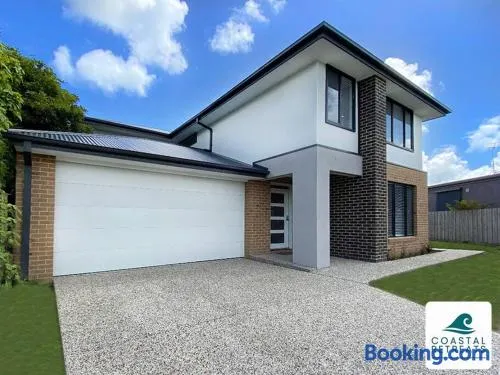 Scotty’s Place – Luxury Retreat - Image 1