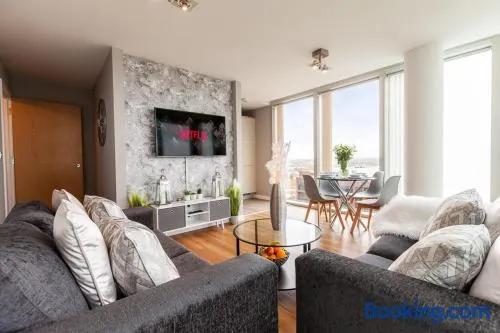 2 Bedroom 2 Bathroom Apartment City Centre Free Parking Fast Wifi Juliet Balcony and Smart TV with SkyTV and Netflix by Yoko Property - Image 1