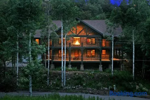 Hidden Mountain Luxury Lodge, Close to ski runs, Hot Tub , Theater - Image 1