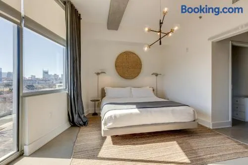 Amazing 2 Bd 4th floor condo with spectacular views - Image 1