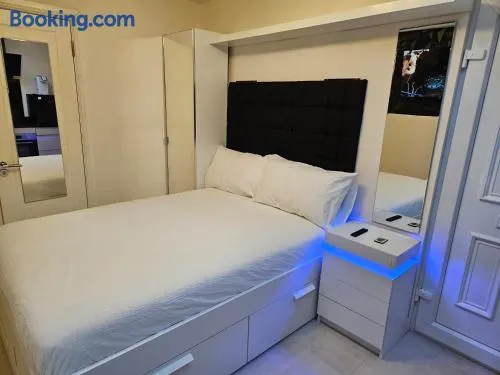 Studio for 2Guests-Parking-Garden-NearLondon-Ac - Image 1