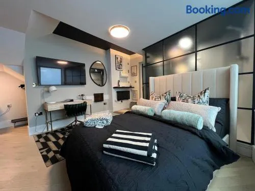 Modern Studio Living, 300m from Totteridge & Whetstone Station - Image 1