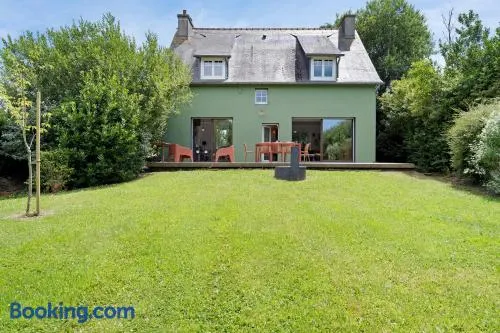 Maison familiale avec tennis privé - Image 1