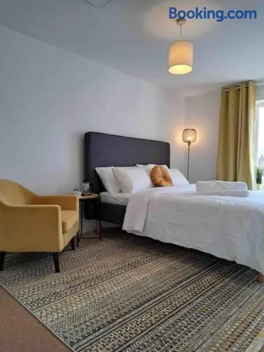 Spacious 4 Large Bedrooms Thurrock Grays 3 baths 1 ensuite Netflix Free Parking - Image 1