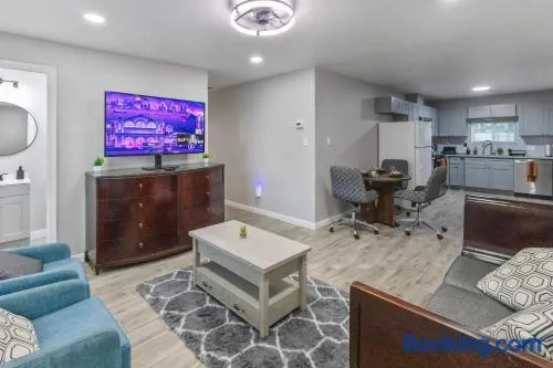 Spacious 4BR I Private backyard Sleeps 8 I Near NRG Med Center & DT - Image 1