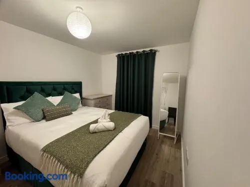 Town centre 1 Cozy king size bed ensuit shower - Image 1
