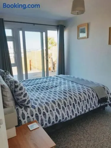 The Getaway - Modern 2 Bedroom Brixham Bungalow with sea peeps - Image 1