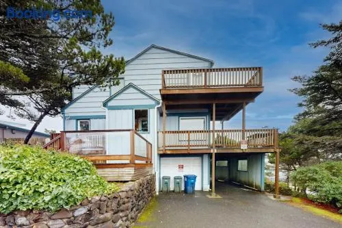 Comfy duplex with peekaboo ocean views private hot tub & easy beach access - Image 1