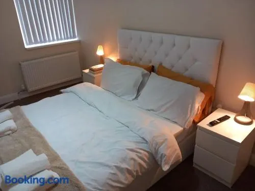 Beautiful and Cosy 3 beds home for 6 guests near Doncaster Racecourse - Image 1