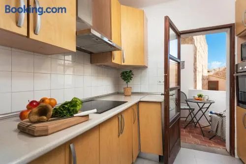 Spacieux appartement entièrement équipé avec terrasse et jardin - Image 1