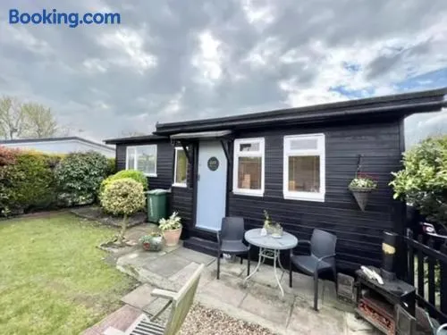 2 bedroom chalet bungalow on Humberston Fitties. - Image 1