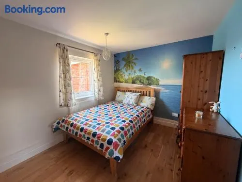Oris Hut Stylish Ensuite Room Near Luton Airport - Image 1