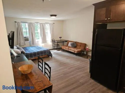 Adorable 1 bedroom with off-street parking - Image 1