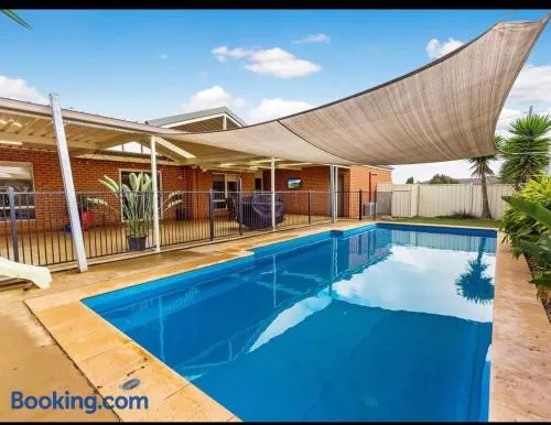 Modern family home with pool - Image 1