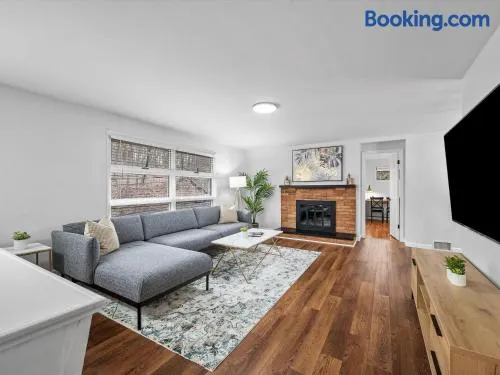 Stylish and Accessible Six Bedroom Home in Wexford/Pittsburg With Kids Amenities - Image 1