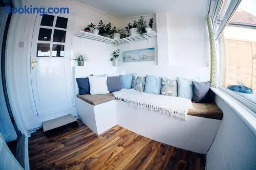 Bijou Annexe, Sea View, Private Entrance & Parking - FOLKESTONE - Image 1
