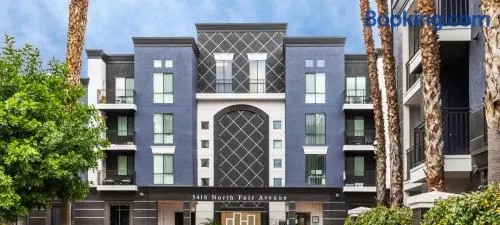 Noho Haven 2 bed Apt with FREE Parking - Image 1