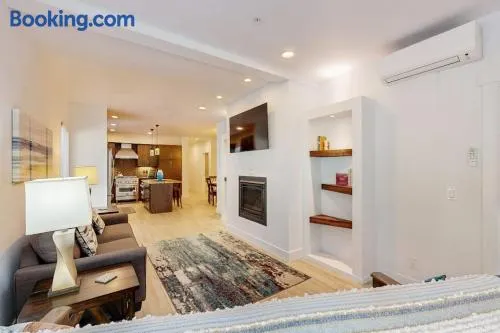 Stunner apt with fireplace grill partial ocean views & partial AC - Image 1