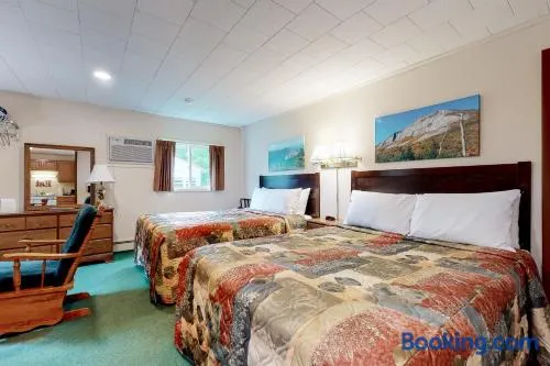 Riverbank Connecting Motel Rooms 9 & 12 - Image 1