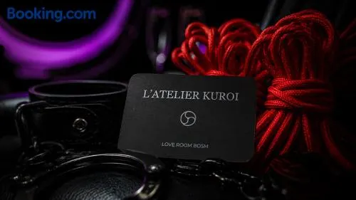 L'Atelier KUROI - Love Room BDSM - Balançoire, Banc de fessée, Cage, Croix, Tantra - Image 1