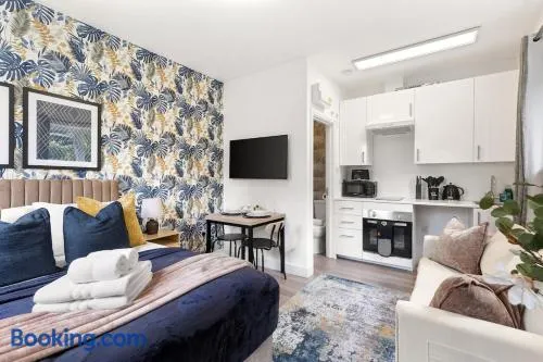 Cosy Studio With Kitchen Next Orpington Golf Centre - Image 1